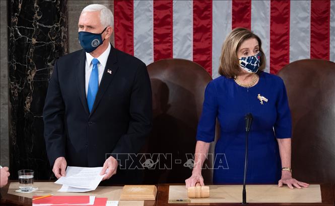 Trong ảnh: Chủ tịch Hạ viện Mỹ Nancy Pelosi (phải) và Phó Tổng thống đương nhiệm Mike Pence chủ trì phiên họp lưỡng viện Quốc hội ở Washington, DC, ngày 6/1/2021. Ảnh: AFP/TTXVN