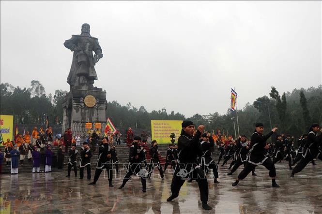 Trong ảnh: Hoạt cảnh tái hiện thời khắc Anh hùng dân tộc Nguyễn Huệ làm lễ tế trời đất, đăng quang Hoàng đế, luyện quân và xuất binh đánh giặc. Ảnh: Đỗ Trưởng - TTXVN