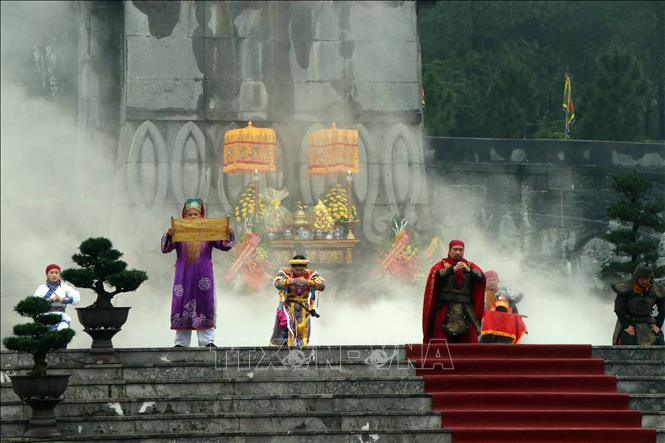 Trong ảnh: Hoạt cảnh tái hiện thời khắc Anh hùng dân tộc Nguyễn Huệ làm lễ tế trời đất, đăng quang Hoàng đế, luyện quân và xuất binh đánh giặc. Ảnh: Đỗ Trưởng - TTXVN