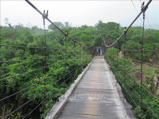 Cây cầu treo vắt mình qua khe núi cheo leo dẫn vào thôn Cầu Gãy. Ảnh: Minh Hưng - TTXVN
                              