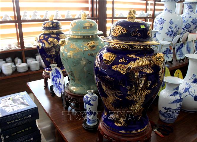 Trong ảnh: Sản phẩm của Công ty cổ phần gốm sứ Long Hầu. Ảnh: Thế Duyệt – TTXVN 