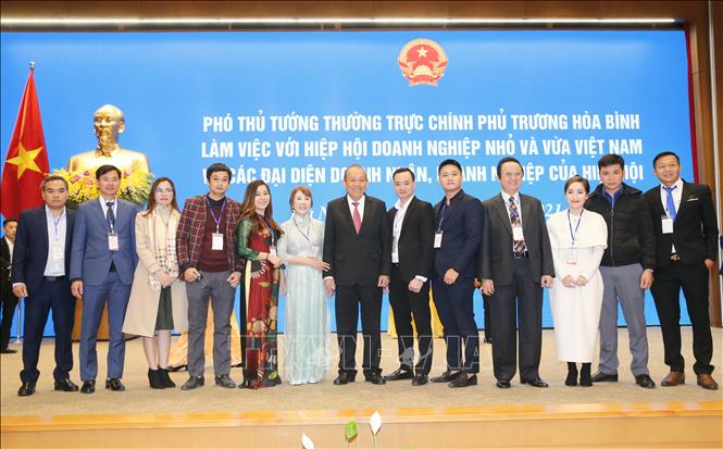 Trong ảnh: Phó Thủ tướng Thường trực Chính phủ Trương Hòa Bình với các đại biểu. Ảnh: Doãn Tấn - TTXVN