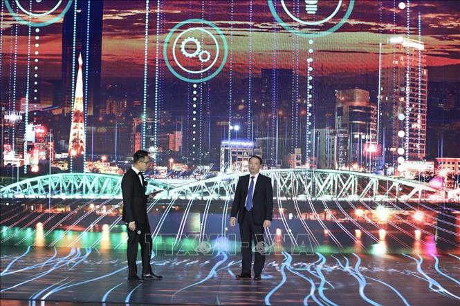 Trong ảnh: Chương trình giao lưu truyền cảm hứng của ông Phan Thiên Định, Bí thư Thành uỷ Huế tại Lễ ra mắt. Ảnh: Minh Quyết - TTXVN