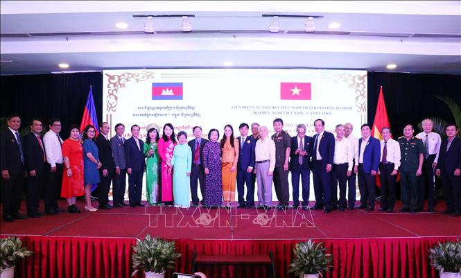 Photo: Cambodian Consul General Sok Dareth poses for photo with delegates at the event. VNA Photo: Xuân Khu
