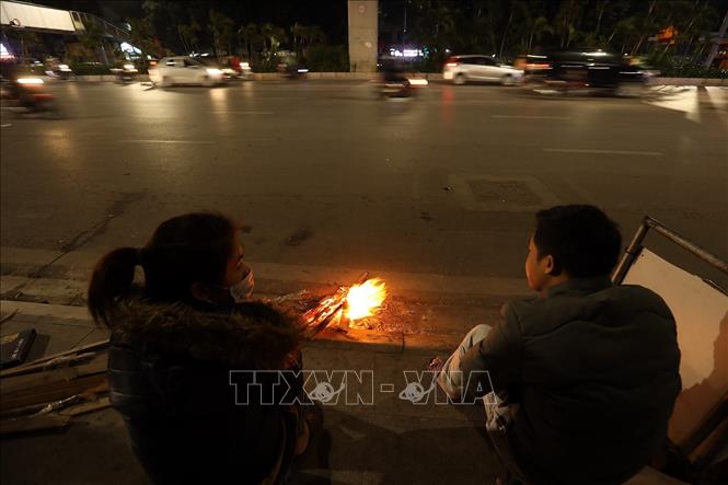 Trong ảnh: Chỉ một vài thanh củi cũng có thể nhóm được đống lửa nhỏ để sưởi ấm. Ảnh: Phan Tuấn Anh - TTXVN