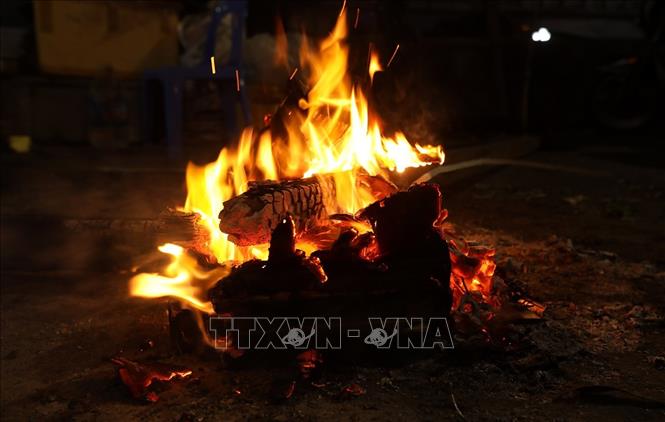 Trong ảnh: Đống lửa to được người dân đốt để sưởi ấm trong đêm lạnh. Ảnh: Phan Tuấn Anh - TTXVN