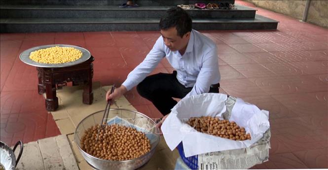 Làm bánh nhãn Hồi Xuân tại huyện Quan Hóa, Thanh Hóa. Ảnh: Nguyễn Nam-TTXVN