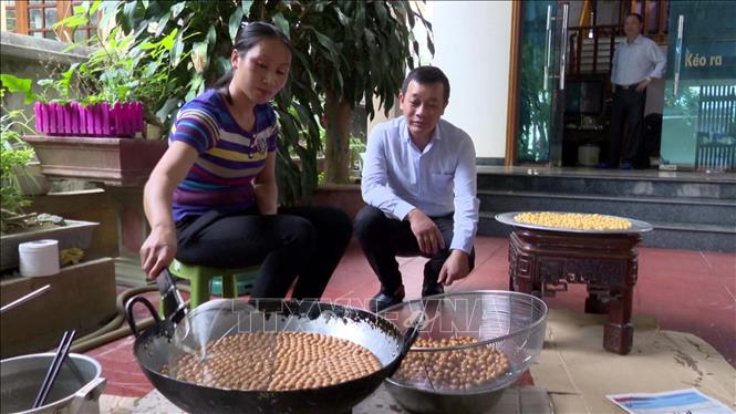 Người dân làm bánh nhãn Hồi Xuân tại huyện Quan Hóa, Thanh Hóa. Ảnh: Nguyễn Nam-TTXVN