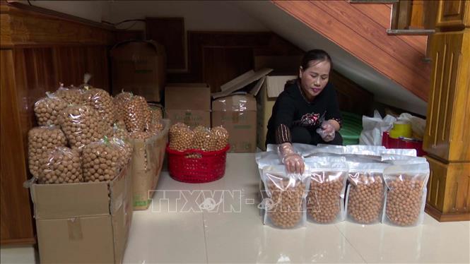 Người dân làm bánh nhãn Hồi Xuân tại huyện Quan Hóa, Thanh Hóa. Ảnh: Nguyễn Nam-TTXVN