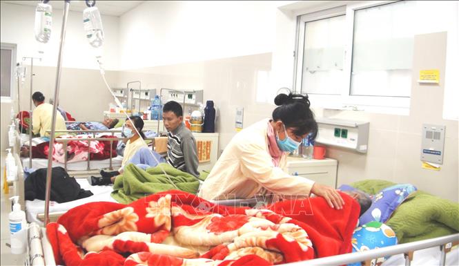 Trời lạnh và rét đậm kéo dài cũng khiến người già dễ mắc các bệnh liên quan đến tim mạch, xương khớp, hô hấp... Ảnh: Võ Dung -TTXVN
