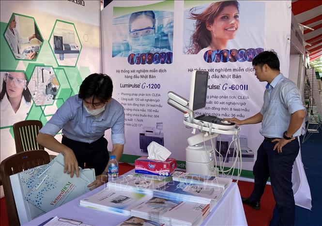 Trong ảnh: Các Tập đoàn công nghệ tham gia triển lãm giới thiệu các thiết bị y tế tiên tiến tại buỗi lễ. Ảnh: Công Thử - TTXVN