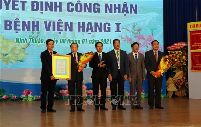 Trong ảnh: Lãnh đạo UBND tỉnh Ninh Thuận trao quyết định công nhận Bệnh viện Đa khoa tỉnh trở thành thành bệnh viện hạng I. Ảnh: Công Thử - TTXVN