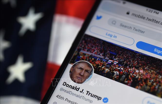 Trong ảnh (tư liệu): Trang Twitter của Tổng thống Mỹ Donald Trump trên màn hình điện thoại di động ở Arlington, Virginia, Mỹ, ngày 10/8/2020. Ảnh: AFP/ TTXVN