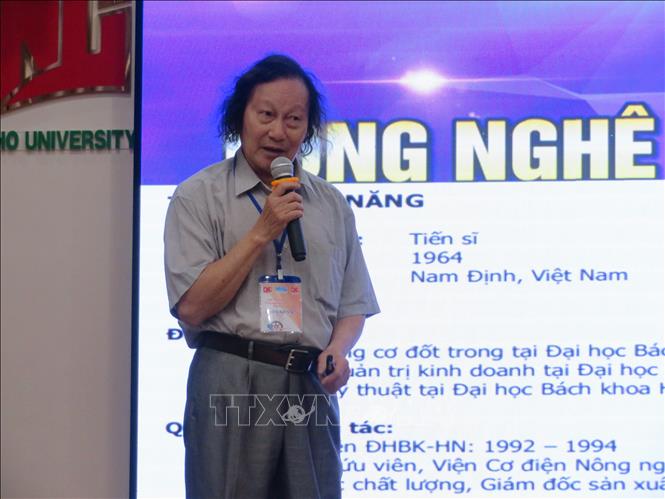 Trong ảnh: Tiến sĩ Đinh Ngọc Ân (Đại học Bách Khoa Hà Nội) trình bày một số vấn đề về kết cấu và giải pháp trong hệ thống truyền động ô tô. Ảnh: Ánh Tuyết - TTXVN