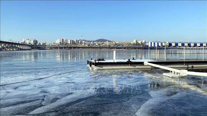 Trong ảnh: Sông Hàn nhìn từ Công viên Yeouido (Ảnh chụp ngày 9/1/2021). Ảnh: Anh Nguyên - Pv TTXVN tại Hàn Quốc  
  