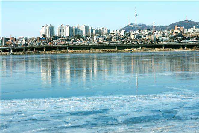Trong ảnh: Sông Hàn nhìn từ Công viên Yeouido (Ảnh chụp ngày 9/1/2021). Ảnh: Anh Nguyên - Pv TTXVN tại Hàn Quốc  
  