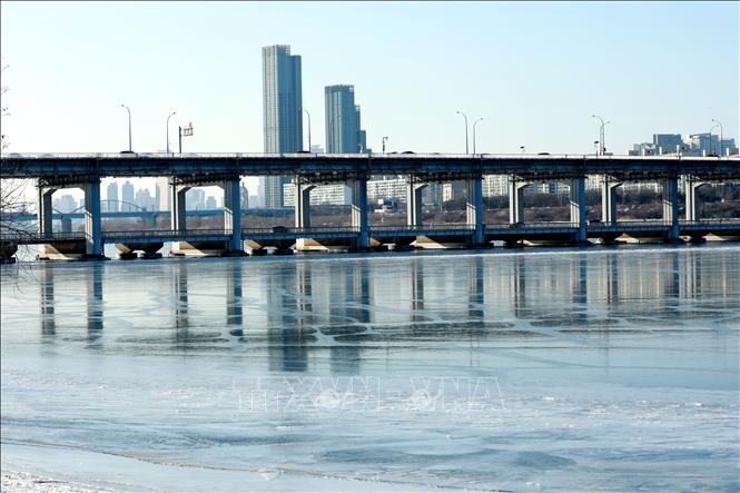 Trong ảnh: Cầu Banpo bắc qua sông Hàn nhìn từ Công viên Yeouido (Ảnh chụp ngày 9/1/2021). Ảnh: Anh Nguyên - Pv TTXVN tại Hàn Quốc  
  