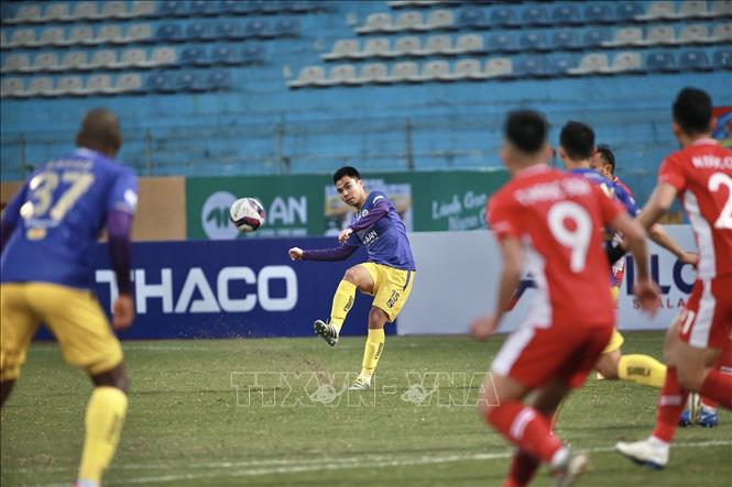 Trong ảnh: Tiền vệ Đức Huy (CLB Hà Nội) đá phạt, treo bóng vào vòng cấm địa của Viettel. Ảnh: Minh Quyết - TTXVN