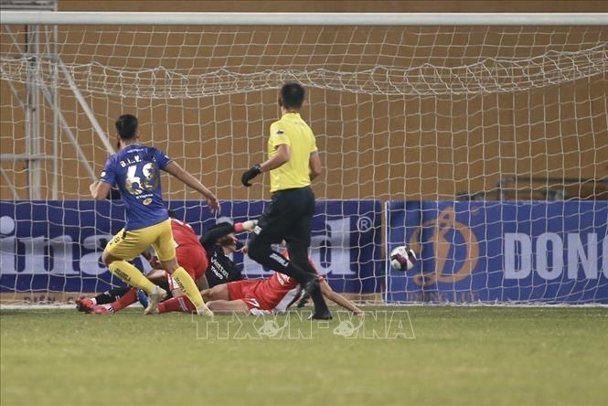 Trong ảnh: Pha ghi bàn duy nhất đem về chiến thắng chung cuộc cho CLB Hà Nội của trung vệ Bùi Hoàng Việt Anh ở phút 74. Ảnh: Minh Quyết - TTXVN