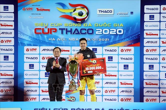 Trong ảnh: Trung vệ Bùi Hoàng Việt Anh của CLB Hà Nội nhận giải thưởng Cầu thủ xuất sắc nhất trận đấu. Ảnh: Phan Tuấn Anh - TTXVN