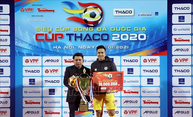Trong ảnh: Trung vệ Bùi Hoàng Việt Anh của CLB Hà Nội nhận giải thưởng Cầu thủ ghi bàn thắng đầu tiên. Ảnh: Phan Tuấn Anh - TTXVN