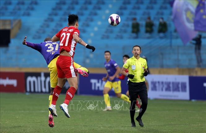 Trong ảnh: Pha tranh bóng bổng giữa Đức Chiến (21, Viettel) và Bruno (37, Hà Nội). Ảnh: Phan Tuấn Anh - TTXVN