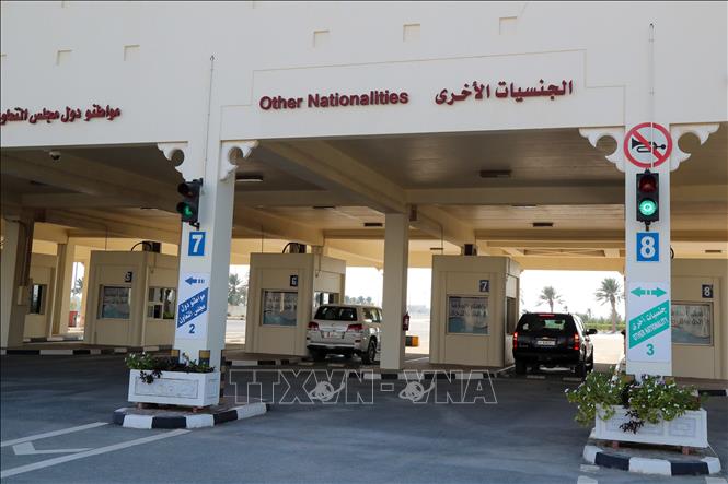 Trong ảnh: Các phương tiện đi qua cửa khẩu Abu Samrah ở biên giới Qatar - Saudi Arabia ngày 9/1/2021. Ảnh: AFP/ TTXVN