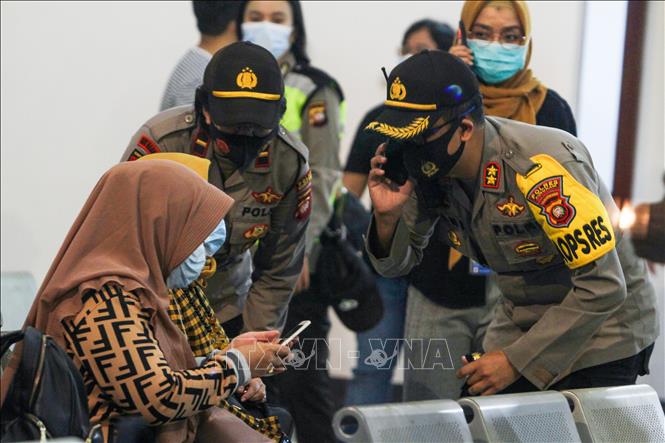 Trong ảnh: Thân nhân của các hành khách trên máy bay mang số hiệu SJ182 của hãng hàng không Sriwijaya Air chờ đợi tin tức về người thân sau khi chiếc máy bay bị mất liên lạc, tại sân bay Supadio ở Pontianak, Indonesia, ngày 9/1/2021. Ảnh: AFP/ TTXVN