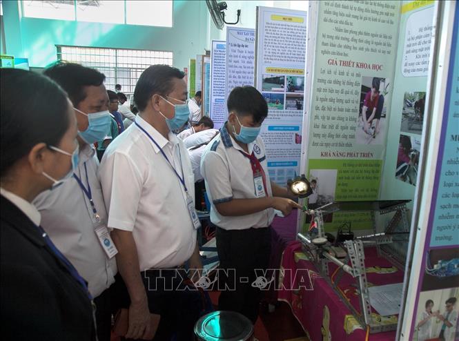 Trong ảnh: Giám đốc Sở Giáo dục và Đào tạo Kiên Giang Trần Quang Bảo khảo sát dự án khoa học kỹ thuật của thí sinh. Ảnh: Hồng Đạt - TTXVN 
