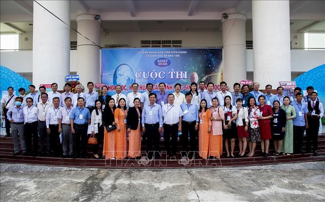 Trong ảnh: Ban tổ chức và Hội đồng chấm giải Cuộc thi Khoa học kỹ thuật cấp tỉnh học sinh Trung học Kiên Giang năm học 2020 - 2021. Ảnh: Hồng Đạt - TTXVN 
