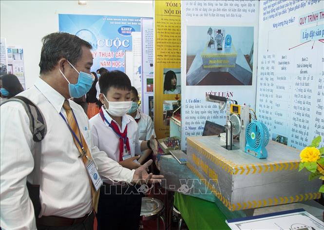 Trong ảnh: Phó Giám đốc Sở Khoa học và Công nghệ Kiên Giang Nguyễn Xuân Niệm trao đổi khoa học với thí sinh. Ảnh: Hồng Đạt - TTXVN 
