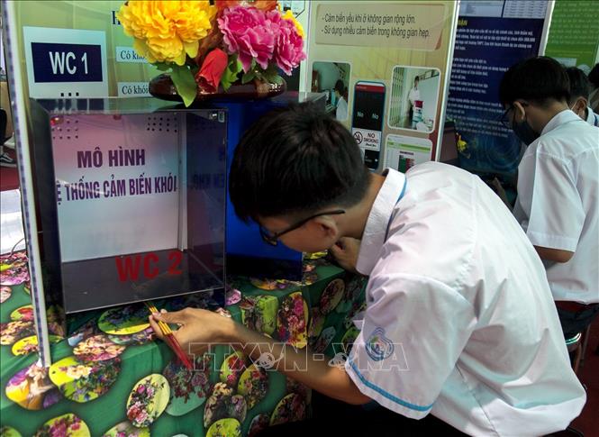 Trong ảnh: Thí sinh thử nghiệm mô hình hệ thống cảm biến khói. Ảnh: Hồng Đạt - TTXVN 
