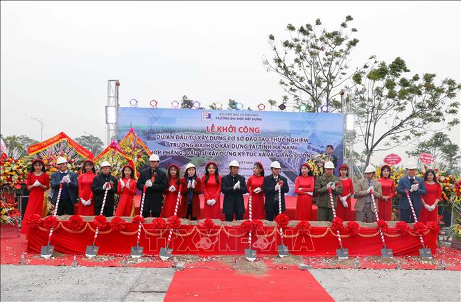 Trong ảnh: Các đại biểu tỉnh ủy, UBND tỉnh Hà Nam và các lãnh đạo Sở Giáo dục & Đào tạo Hà Nam, trường Đại học Xây Dựng Hà Nội chính thức làm lễ khởi công công trình Đại học Xây dưng tại Hà Nam.  Ảnh: Đại Nghĩa- TTXVN