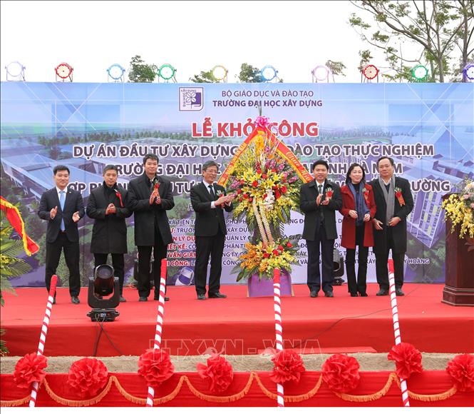Trong ảnh: Đại diện Tỉnh ủy, UBND tỉnh Hà Nam tặng hoa chúc mừng Đại học Xây dựng trong lễ khởi công. Ảnh: Đại Nghĩa- TTXVN