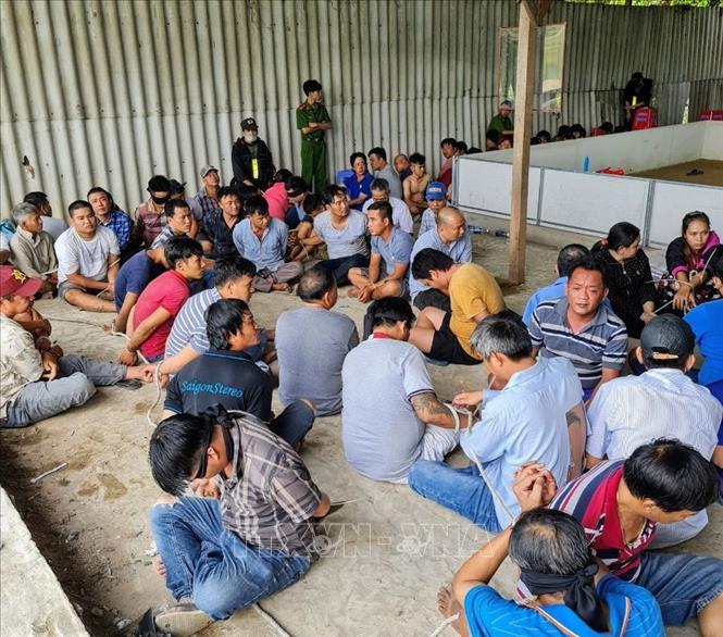 Trong ảnh: Các con bạc bị lực lượng Công an bắt giữ. Ảnh: TTXVN phát