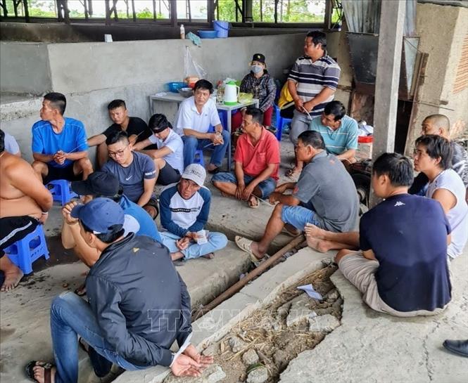 Trong ảnh: Các con bạc bị lực lượng Công an bắt giữ. Ảnh: TTXVN phát