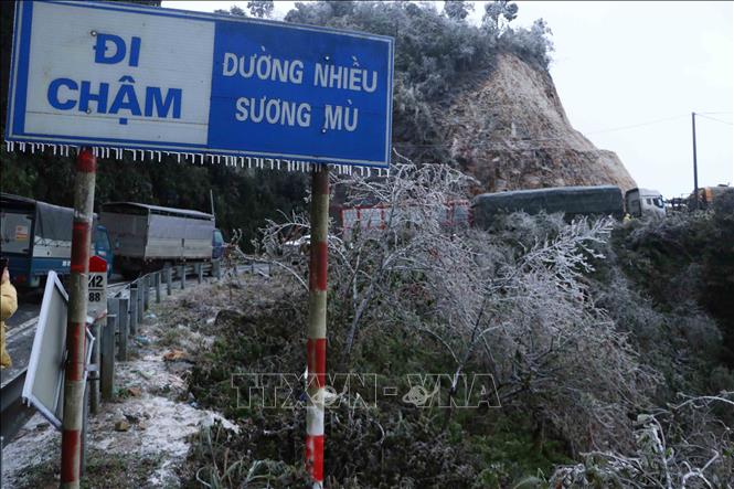 Trong ảnh: Các phương tiện không thể di chuyển tại doạn đèo Ô Quy Hồ thuộc địa phận tỉnh Lai Châu đi Sa Pa do mặt đường đóng băng. Ảnh: Nguyễn Oanh-TTXVN.