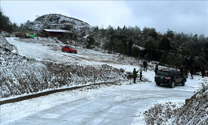 Photo: Roads in Y Ty commune covered with snow. VNA Photo: Quốc Khánh