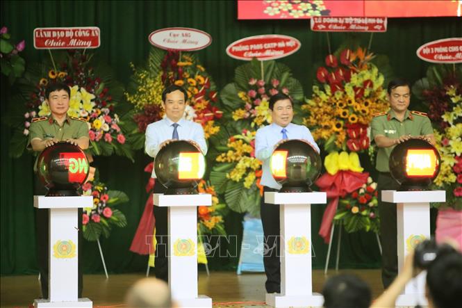 Trong ảnh: Lãnh đạo Thành ủy, UBND Thành phố Hồ Chí Minh, Bộ Công an, Công an Thành phố nhấn nút thành lập Phòng PA05. Ảnh: Thành Chung - TTXVN
