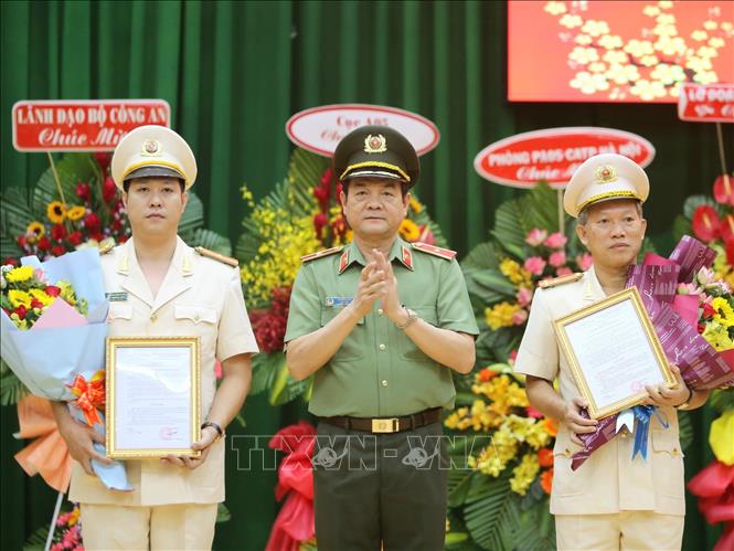 Trong ảnh: Thiếu tướng Lê Hồng Nam, Giám đốc Công an Thành phố Hồ Chí Minh, trao quyết định cho tập thể lãnh đạo Phòng PA05. Ảnh: Thành Chung - TTXVN