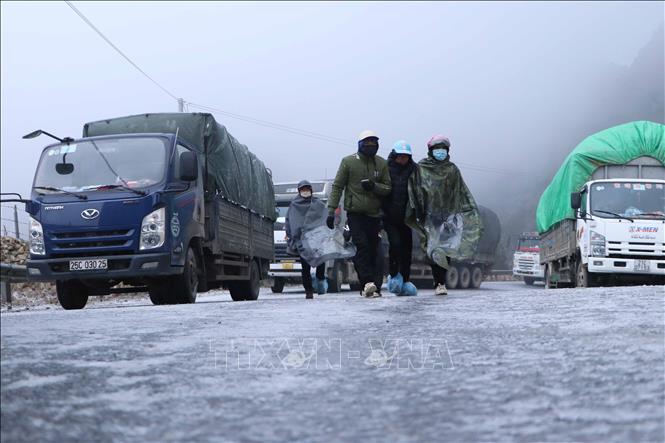 Photo: Traffic congestion on national Highway 4D in Lai Chau province as vehicles were unable to move on slippery surface covered with ice. VNA Photo
