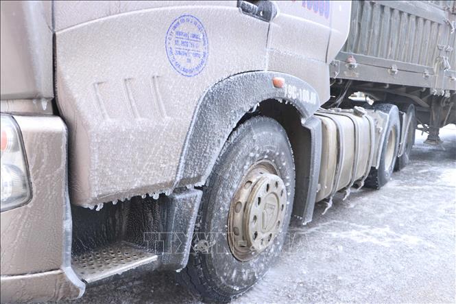 Photo: Vehicles are unable to move on slippery road surface on National Highway 4D in Lai Chau province. VNA Photo