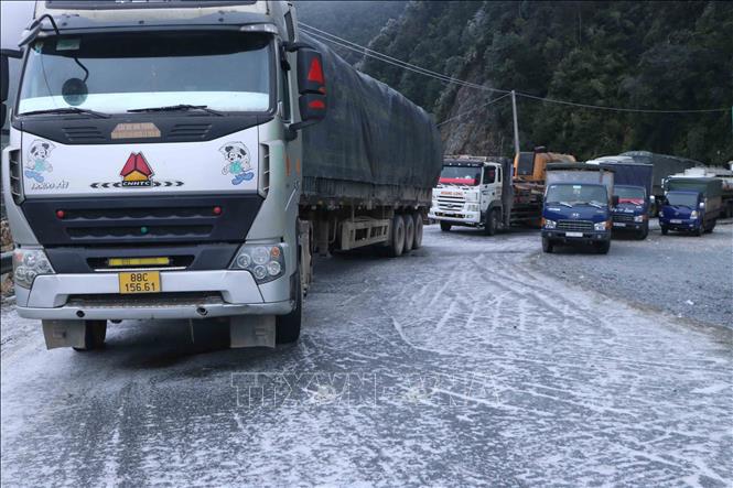 Photo: Vehicles are unable to move on slippery road surface on National Highway 4D in Lai Chau province. VNA Photo