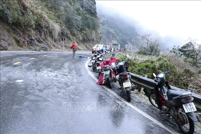 Photo: Vehicles are unable to move on slippery road surface on National Highway 4D in Lai Chau province. VNA Photo
