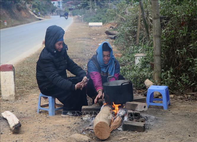 Photo: People in Lai Chau province keep warm with fire. VNA Photo