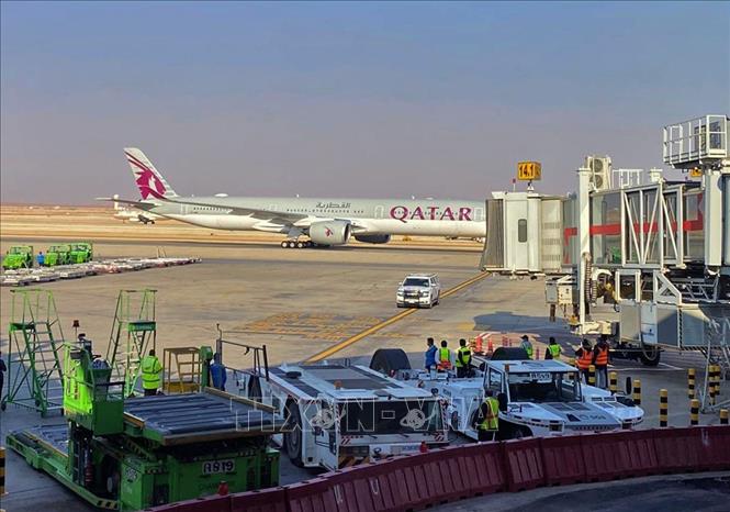 Trong ảnh: Máy bay của hãng Qatar Airways hạ cánh tại sân bay quốc tế King Khalid ở Riyadh, Saudi Arabia sau khi hoàn thành chuyến bay thẳng đầu tiên từ Doha (Qatar) tới Riyadh (Saudi Arabia) ngày 11/1/2021. Ảnh: AFP/TTXVN