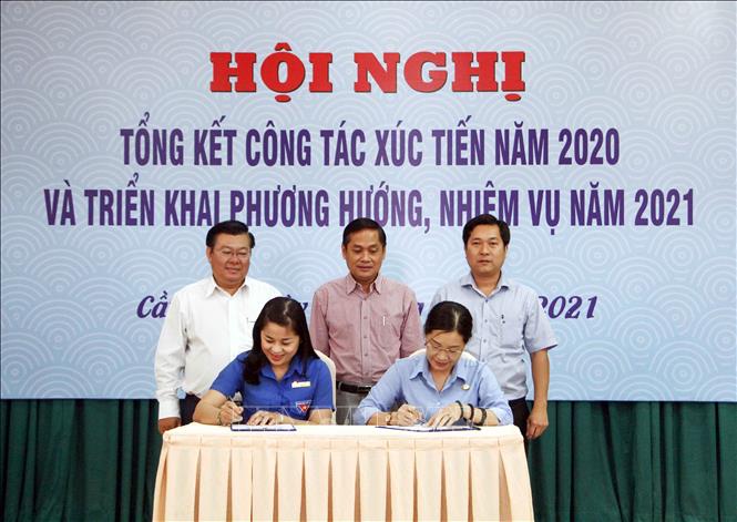 Trong ảnh: Ký kết Chương trình hợp tác giữa Trung tâm Xúc tiến Đầu tư – Thương mại và Hội chợ triển lãm Cần Thơ và Thành Đoàn Cần Thơ. Ảnh: Thanh Liêm - TTXVN