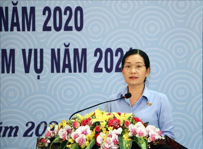 Trong ảnh: Bà Nguyễn Thị Kiều Duyên, Phó Giám đốc phụ trách Trung tâm Xúc tiến Đầu tư – Thương mại và Hội chợ triển lãm Cần Thơ báo cáo kết quả thực hiện nhiệm vụ của Trung tâm năm 2020. Ảnh: Thanh Liêm - TTXVN