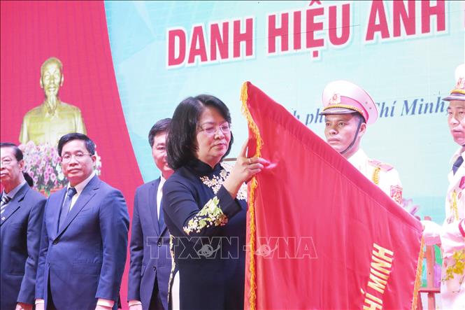 Trong ảnh: Phó Chủ tịch nước Đặng Thị Ngọc Thịnh trao tặng danh hiệu Anh hùng Lao động thời kỳ đổi mới cho Trường Đại học Y dược Thành phố Hồ Chí Minh. Ảnh: Đinh Hằng - TTXVN                               