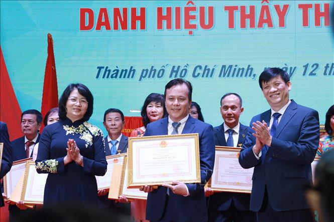 Trong ảnh: Phó Chủ tịch nước Đặng Thị Ngọc Thịnh trao tặng danh hiệu Thầy thuốc ưu tú cho các cá nhân Trường Đại học Y dược Thành phố Hồ Chí Minh. Ảnh: Đinh Hằng - TTXVN               